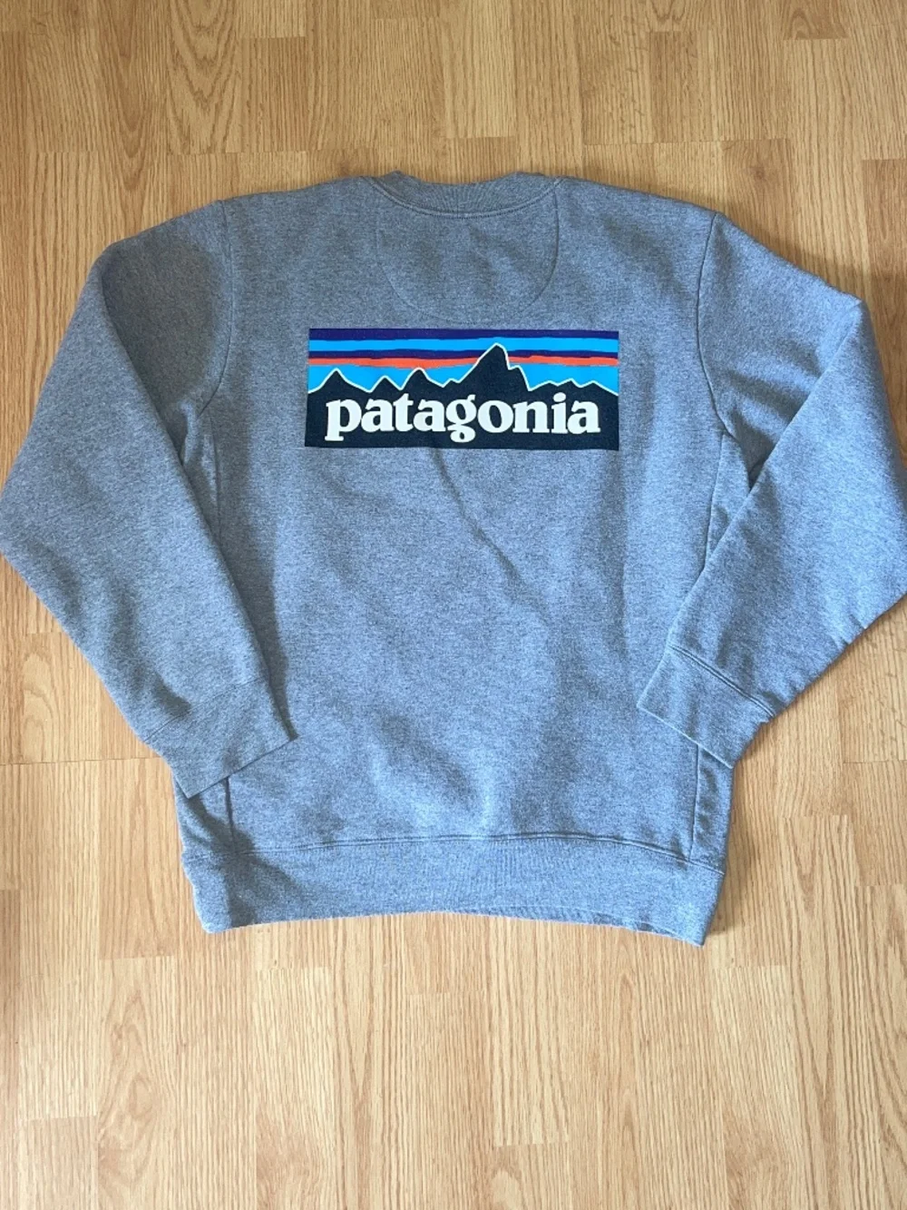 Patagonia Unisex Gray P-6 Logo Uprisal Crewneck Size Small Women’s size Medium